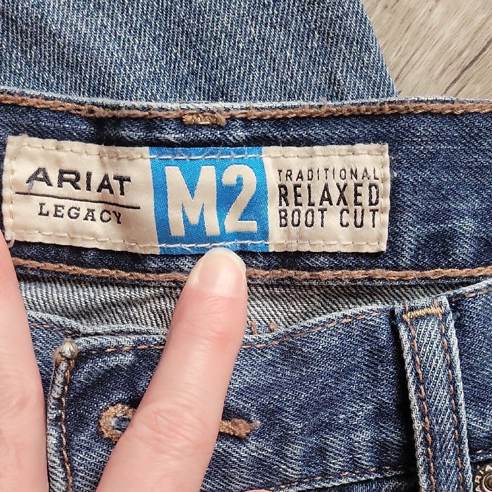 Ariat Legacy Relaxed Boot Cut Men’s Jeans in Washed Blue - Picture 2 of 9